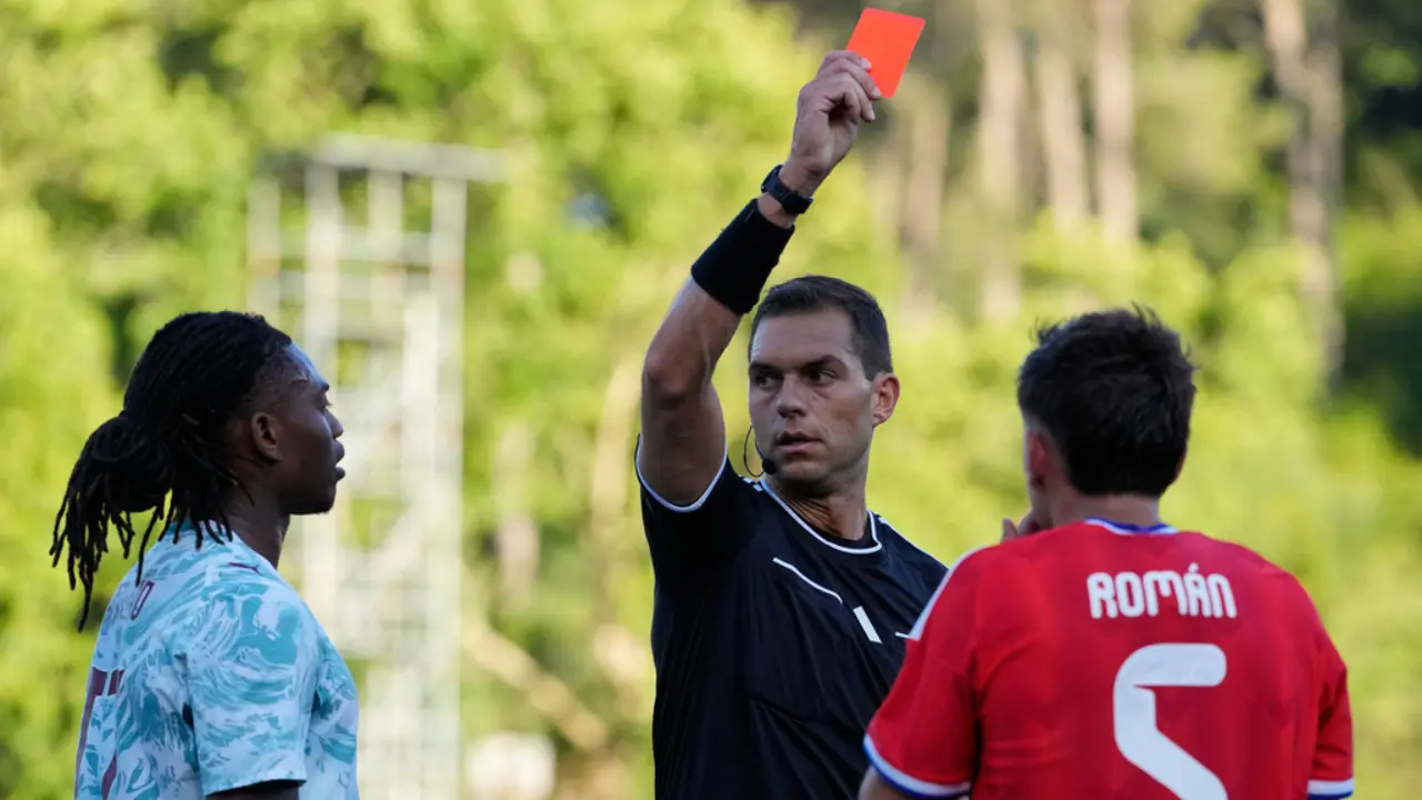 Sorotan di Lapangan: Mengapa Rafael Leão Kerap Terlihat Emosional Saat Bertanding?